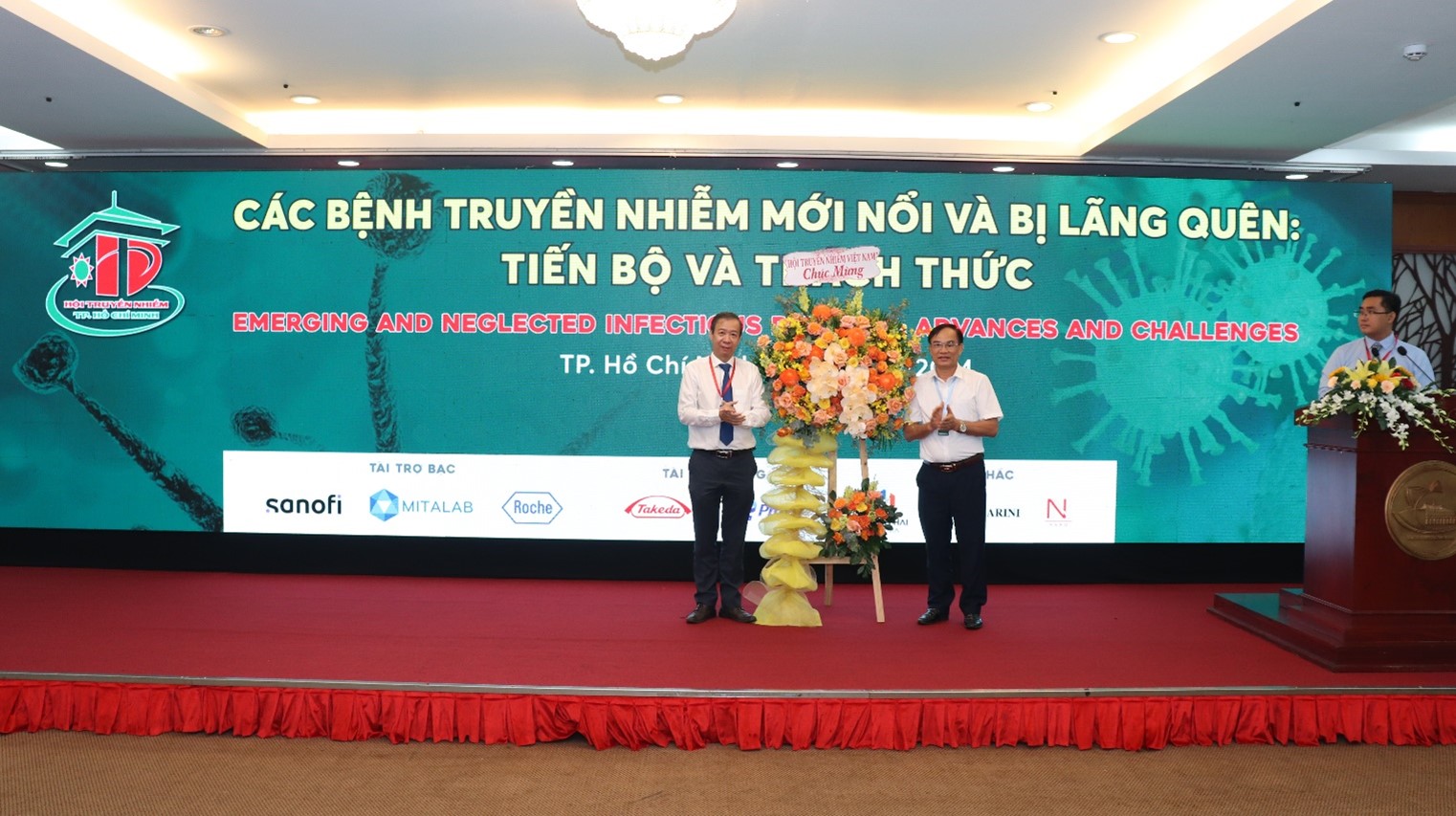 TS Khanh, Tổng thư ký Hội Truyền Nhiễm Việt Nam tặng hoa chúc mừng Hội nghị